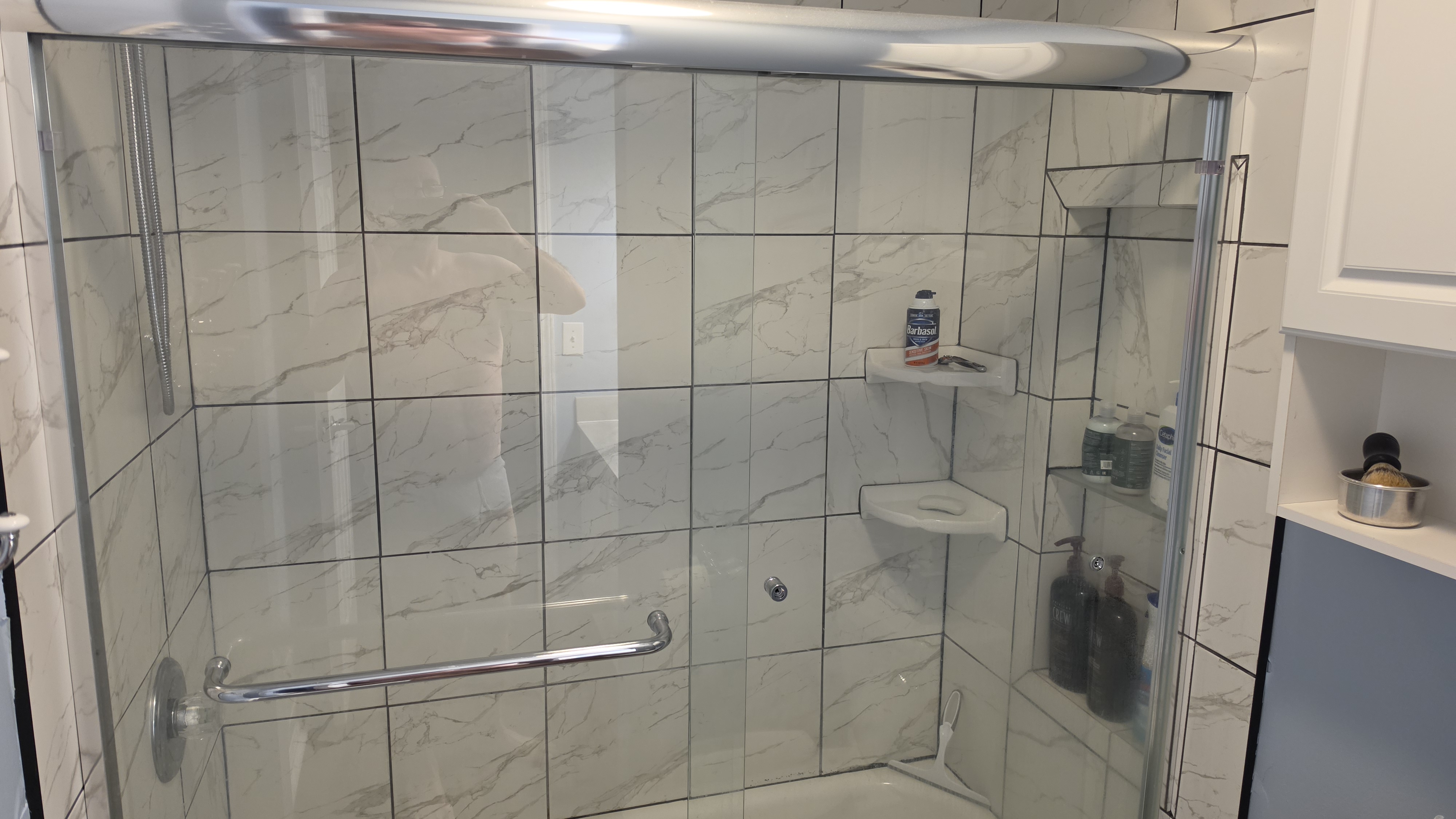 Main bathroom at 1095 Seabury Drive